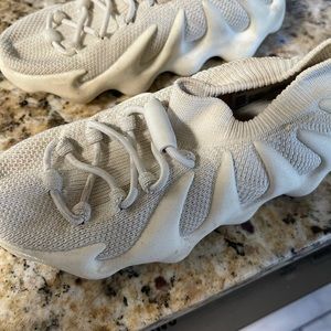 Yeezy 450 cloud white no box it’s ruined size 11 fits like a 10
